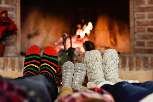 Family feet by fire - s-wloczyk2 from Pixabay 