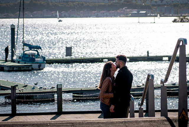 Young couple in Cardiff Bay (Photo by Shengpengpeng Cai on Unsplash)