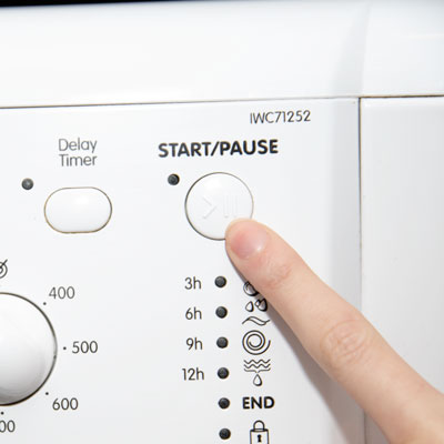 Стиральная машина которая гладит. Останавливается стиральная машина. Машинка остановилась во время стирки что делать. Стиральная машина которая гладит. Постирал выключи машинку картинка.